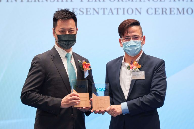 香港青年總裁協會主席袁志平先生（左）與協理副校長（大學行政）張少強教授合照。