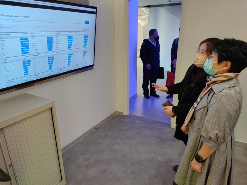 應用數據科學學系系主任袁文貞博士（右）向李偉敏部長（左）講解社交機械人與數碼生活實驗室內的各項設施。