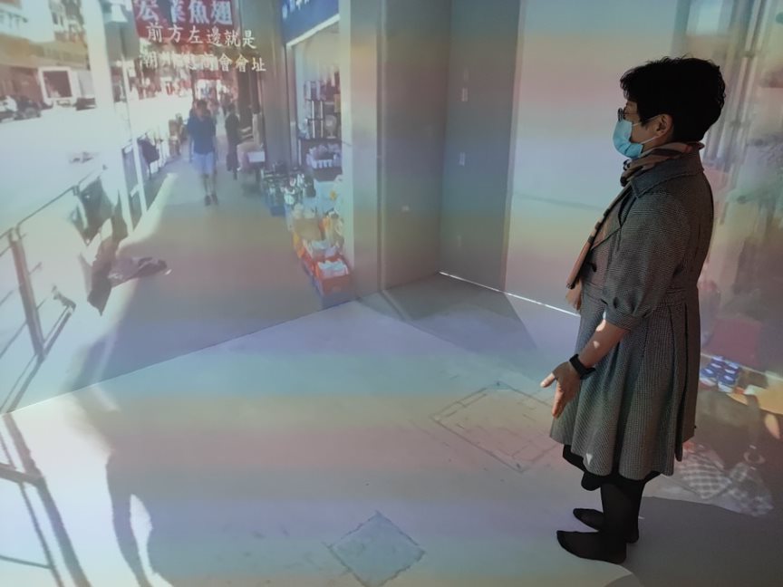 李偉敏部長在虛擬實境實驗室體驗虛擬博物館。