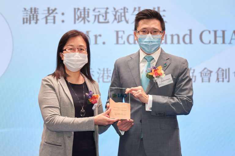 協理副校長（學生事務）葉秀燕女士向香港青年總裁協會創會理事陳冠斌先生頒贈紀念品。